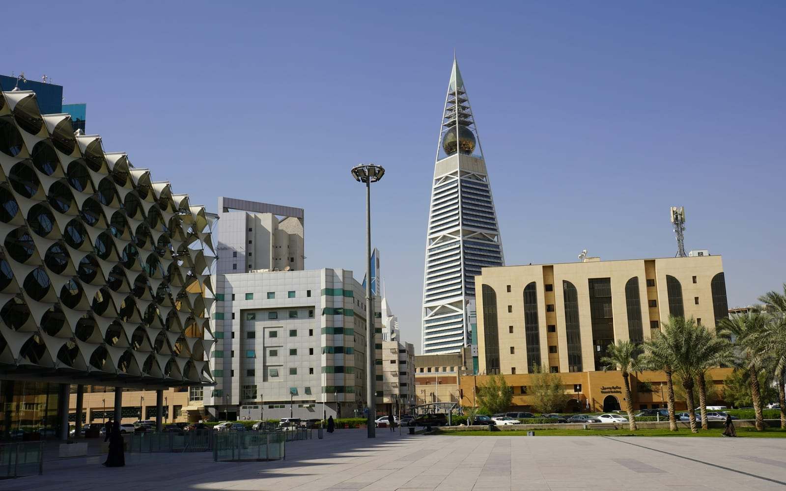 برج الفيصلية ومكتبة الملك فهد الوطنية في الرياض تحت سماء صافية