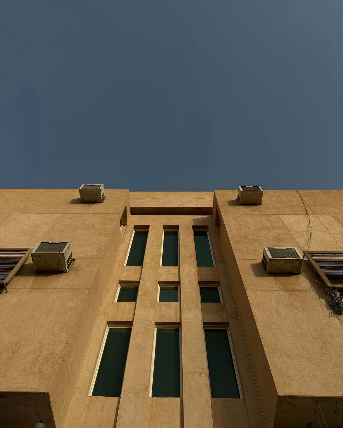واجهة مبنى في الرياض مزودة بوحدات تكييف شباك